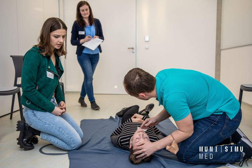 Student Michal Minařík při poskytování první pomoci.