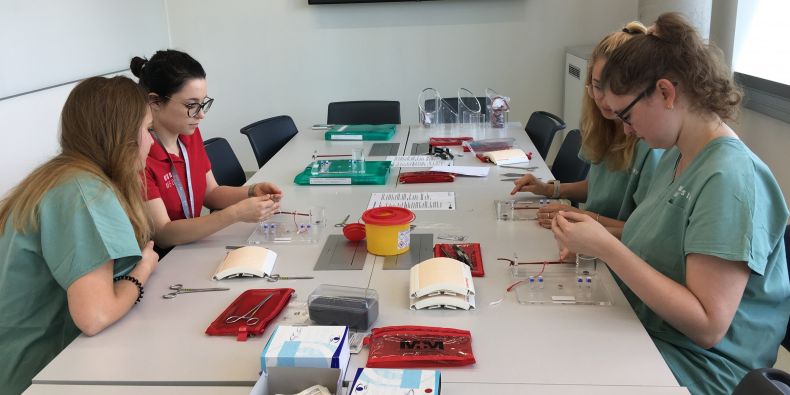 Studentky Lékařské fakulty MU při nácviku a simulaci chirurgického šití. 