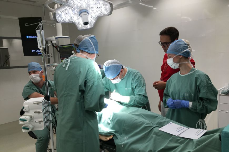 Gabriela Peringerová Studenti druhého ročníku Lékařské fakulty MU při simulaci na operačním sále.