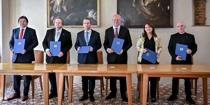 Podpis Charty Asociace výzkumných univerzit ČR.  