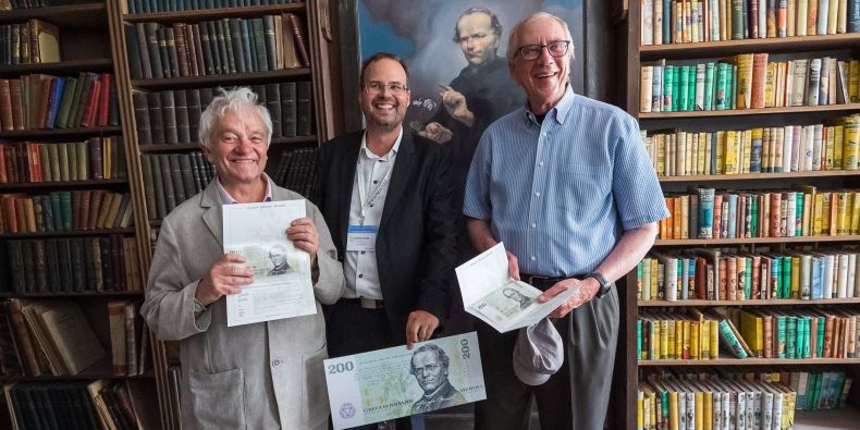 Pamětní bankovku s Mendelem obdrželi také nositelé Nobelovy ceny Sir Paul Nurse a Thomas R. Cech. 