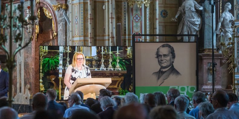 Zahájení Mendelovy genetické konference v bazilice augustiniánského opatství v Brně. 