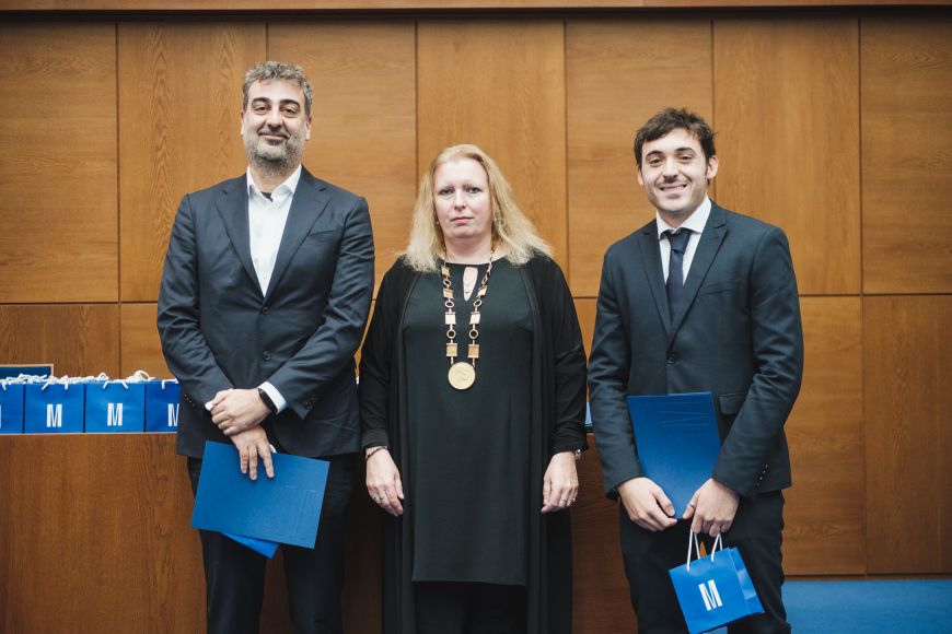 Sebastiano Giallongo a Manlio Vinciguerra převzali cenu od prorektorky MU Šárky Pospíšilové. 