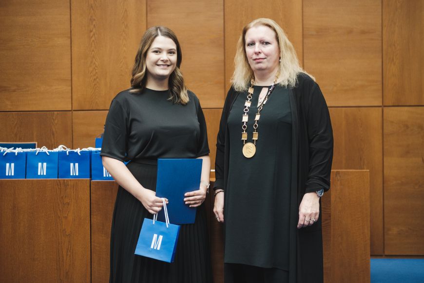 Foto: Martin Indruch Ivana Goffová převzala cenu od prorektorky MU Šárky Pospíšilové.