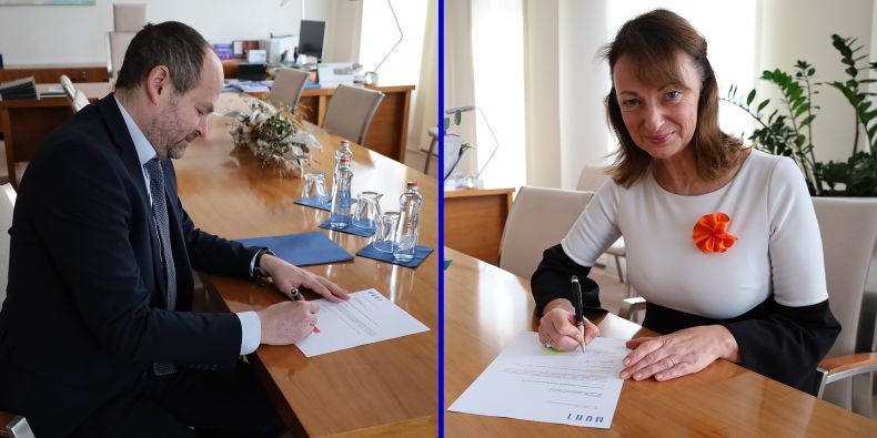 Jan Mysliveček a Simona Koryčánková podepisují jmenovací dekrety. 