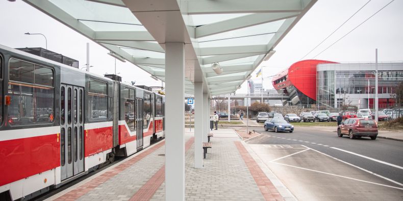 Od zastávky tramvaje je to k univerzitnímu kampusu jen pár kroků. 