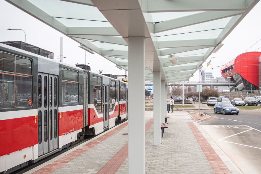 Tramvajová zastávka u Univerzitního kampusu Bohunice. 