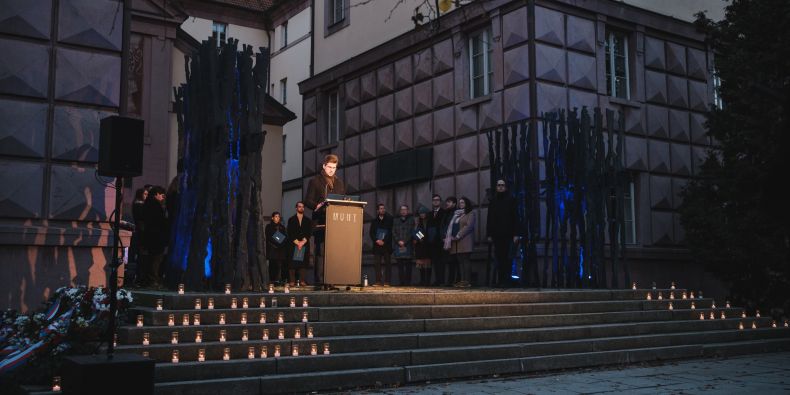 Čtení jmen více než sedmi stovek osob popravených v areálu Kounicových kolejí při Pietním shromáždění akademické obce MU. 