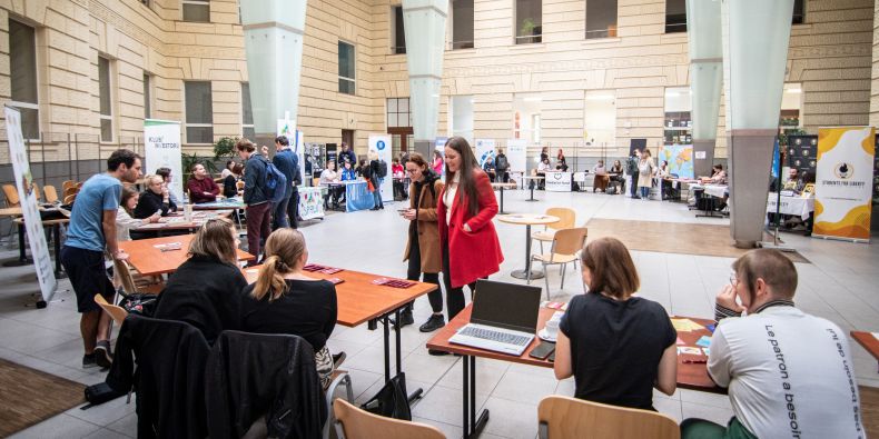 Jarmark studentských spolků v atriu FSS. 