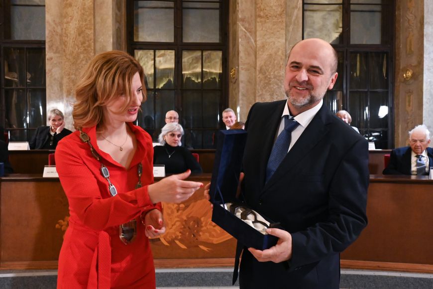Jiří Fajkus accepting the Brno City Award for 2022