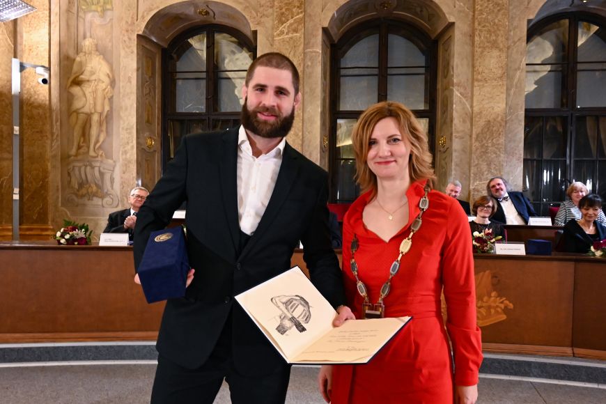 Foto: Marie Schmerková, Magistrát města Brna Jiří Procházka při převzetí Ceny města Brna za rok 2022