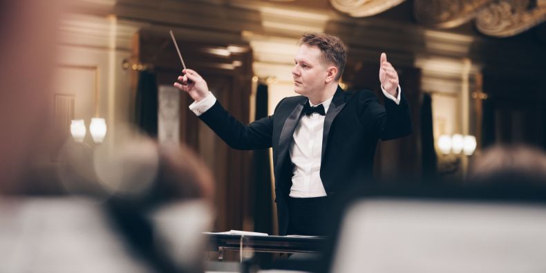 Dirigent Symfonického orchestru Masarykovy univerzity Martin Mazánek. 