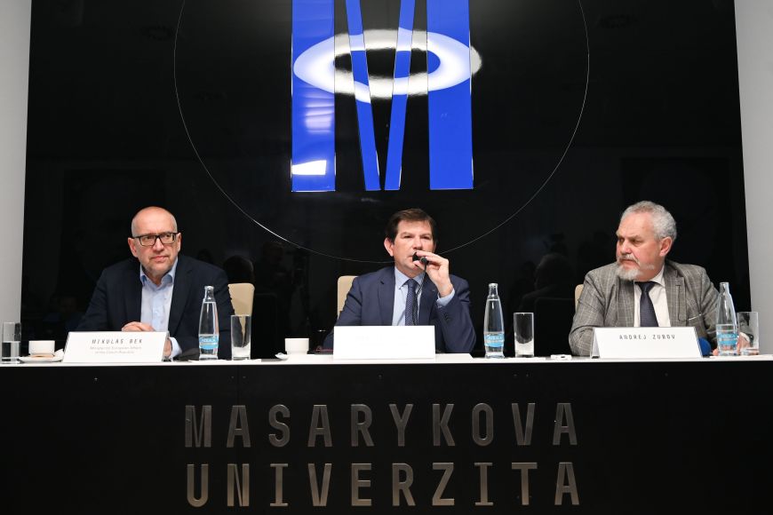Ministr pro evropské záležitosti a bývalý rektor MU Mikuláš Bek, rektor MU Martin Bareš a profesor Andrej Borisovič Zubov