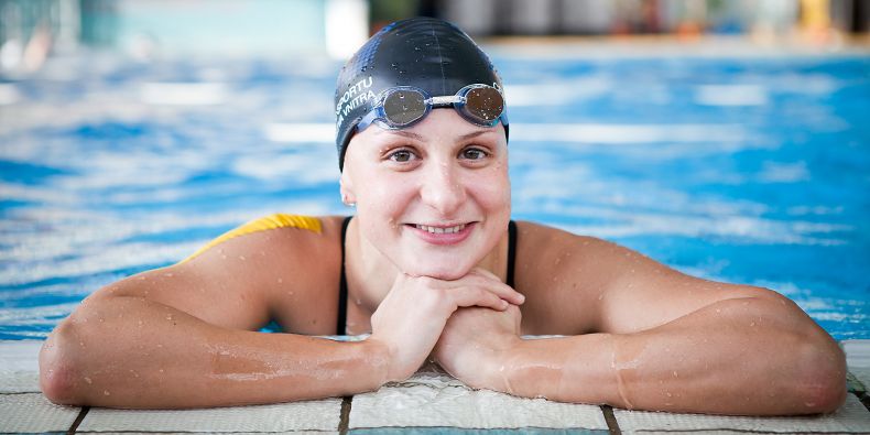 Doktorandka z fakulty sportovních studií Silvie Rybářová se věnuje dálkovému plavání.