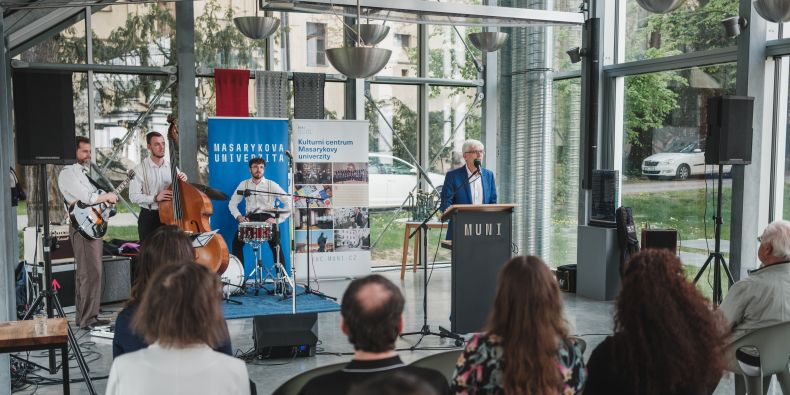 Pořad Tíživé osvobození v Mendelově skleníku zahájil prorektor Jiří Hanuš.  