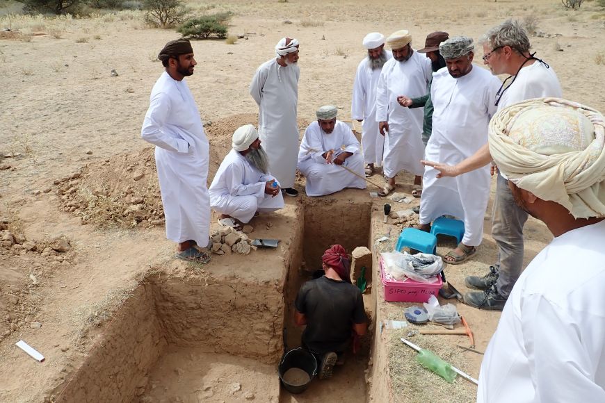 Photo: Archive of Inna Mateiciucová During a visit to the excavations, Sheikh Akhmed Al-Hinai, who is the chief leader of the Al-Hinai tribe in the area around the town of Bahla in northern Oman, talks to a heritage worker.