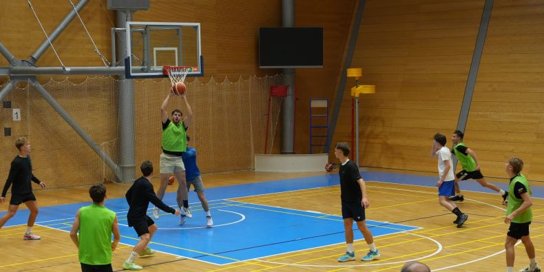 Hráči MUNI trénují před Soubojem univerzit v hale míčových sportů na fakultě sportovních studií.