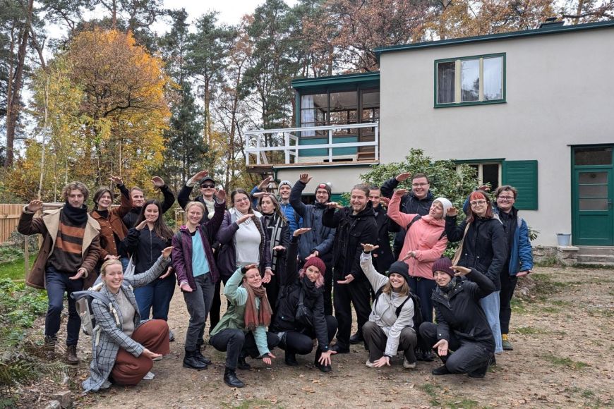 Foto: Bohemistický stře;ník Po uzavření cyklu Literární osobnosti Nymburska se bohemisté vyfotili u chaty Bohumila Hrabala v Kersku.