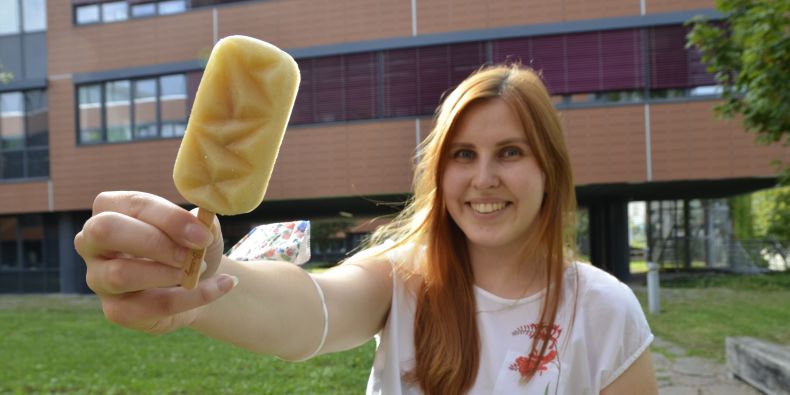 Studentka Alžběta Floriánová vyrábí zmrzlinu Brnuky.