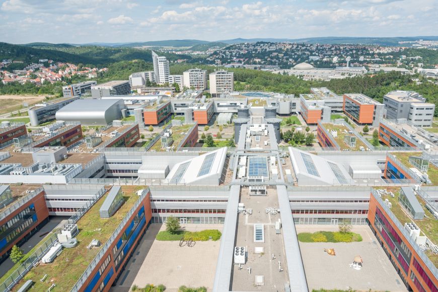 Univerzitní kampus Bohunice se pyšní zelenými střechami a zavádí také opatření na snižování energetické náročnosti budov.