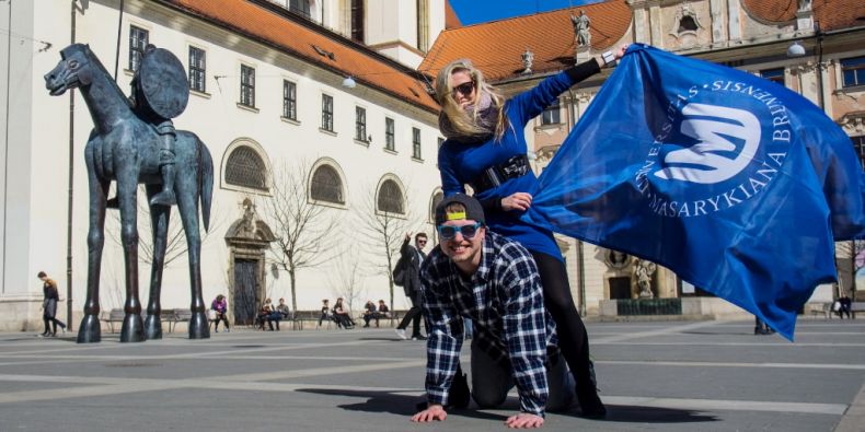 Letošní kandidáti na miss a krále Majálesu za MU - Caruš a Elmo.