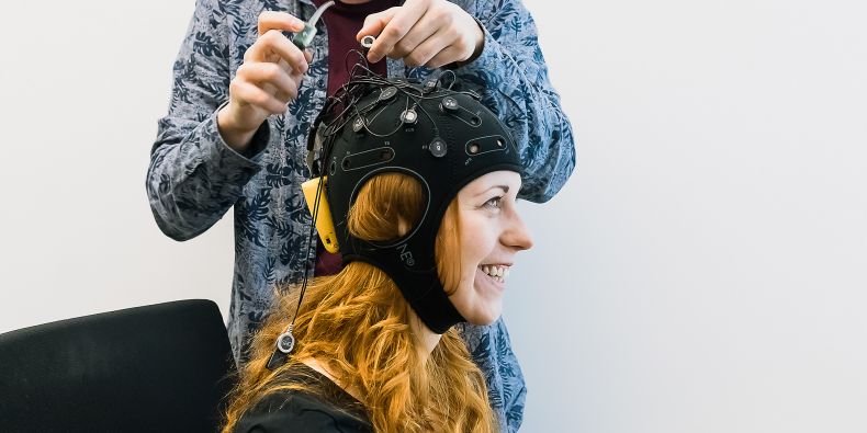Kdo by se chtěl na futuristickém výzkumu podílet a sám si vyzkoušet, jaké to je ovládat počítač bez hnutí a mluvení, má možnost.