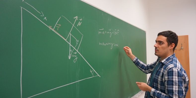 Student PřF Jakub Sochor už během magisterského studia učí středoškoláky fyziku.