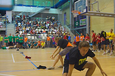  Díky nápadu oživit na univerzitě vzpomínky na starou televizní show Hry bez hranic se v hale míčových sportů v kampusu sešlo devět týmů, které se utkaly v pěti odlišných disciplínách. Foto: Martin Kopáček.