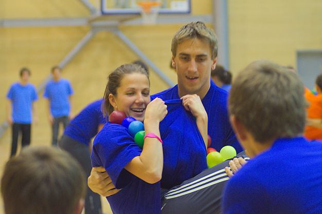  Díky nápadu oživit na univerzitě vzpomínky na starou televizní show Hry bez hranic se v hale míčových sportů v kampusu sešlo devět týmů, které se utkaly v pěti odlišných disciplínách. Foto: Martin Kopáček.