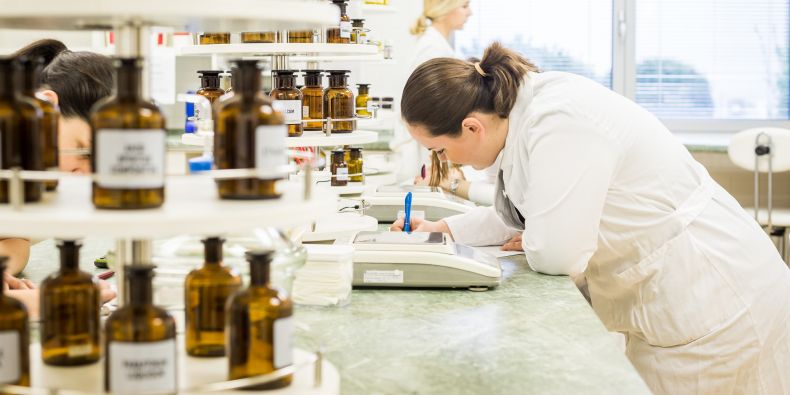Farmaceutická fakulta zvýší počet studentů přijatých na studium farmacie.