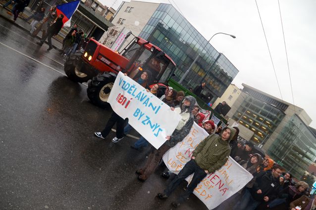  Brněnský protestní pochod studentů proti návrhům reformy vysokých škol se uskutečnil v rámci Týdne neklidu. Foto: Martin Kopáček.