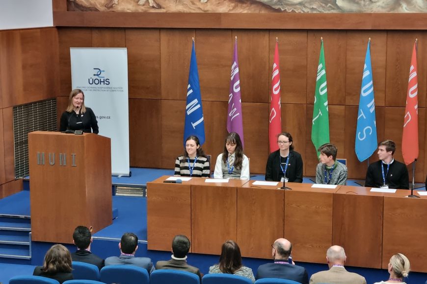 Foto: Sabina Hauserová Regionální finále v Brně bylo zahájeno na Právnické fakultě Masarykovy univerzity. U řečnického pultu hovoří Zuzana Vikarská.