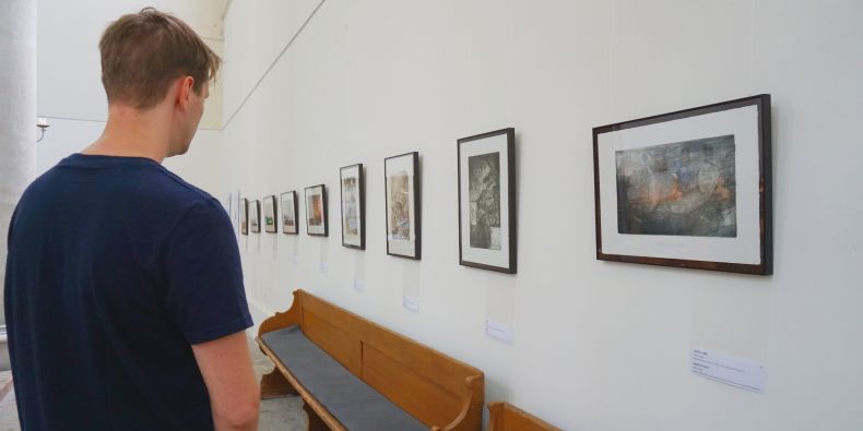 Výstava obrazů Klause Kuglera se koná až do konce září v Červeném kostele v Brně.