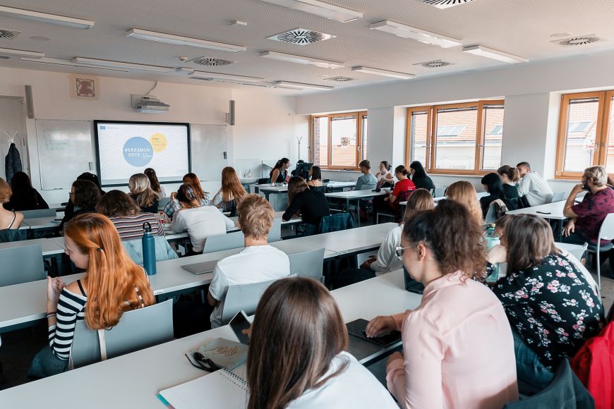 Na filozofické fakultě studenti zaplnili celou učebnu.