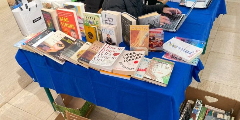 Akce Book and Bake Sale in Wonderland nabídla k výběru nespočet žánrů.