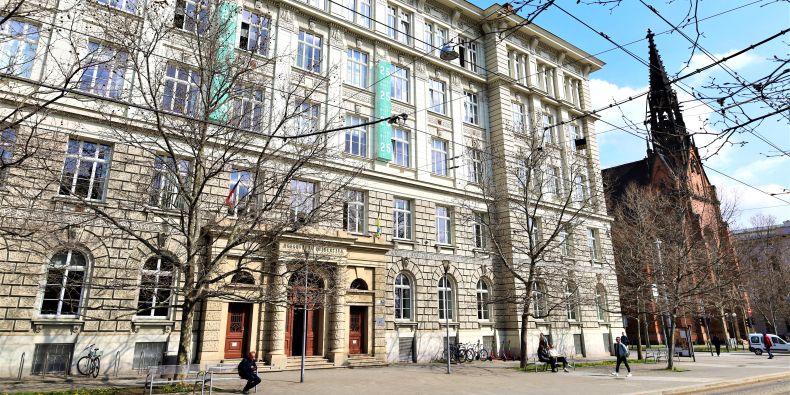 Budova fakulty sociálních studií v Joštově ulici.