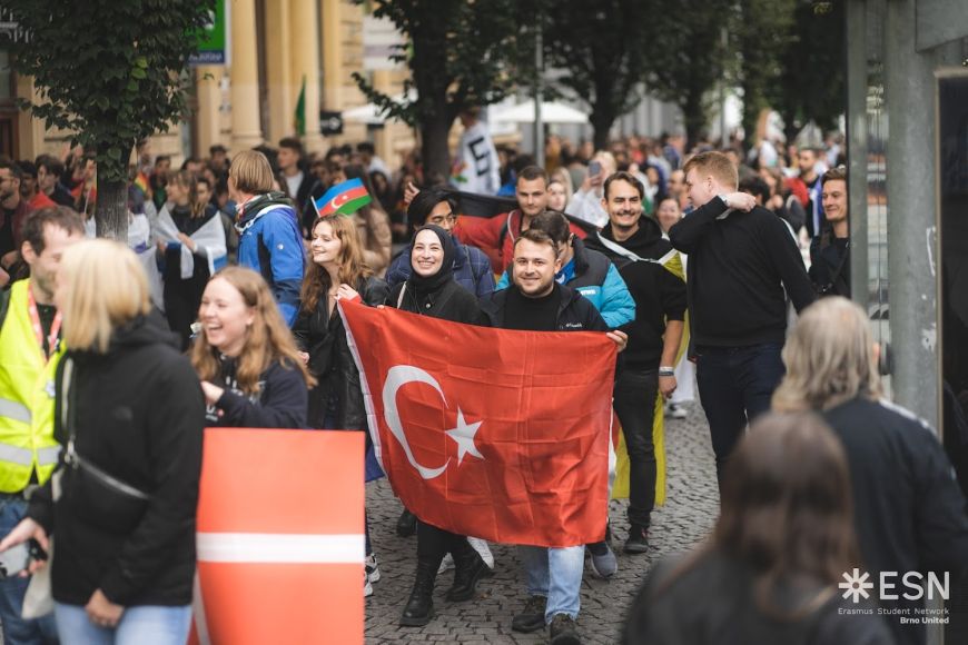 Foto: Erasmus Student Network International students walking through Brno.