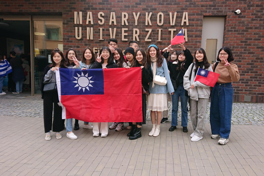 Zahraniční studenti z Taiwanu před budovou Filozofické fakulty MU.