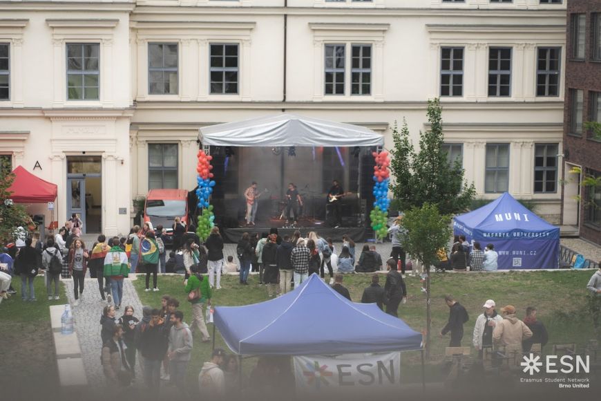 Foto: Erasmus Student Network Three bands played on the large stage, while on the small stage were DJs of various genres.