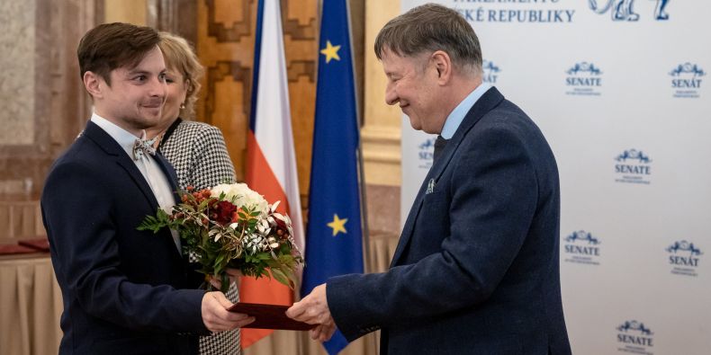 Dominik Hrebík (vlevo) přebírá ocenění z rukou ministra školství Vladimíra Balaše.