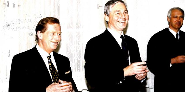 Prezident Václav Havel a rektor MU Eduard Schmidt po udílení čestného doktorátu. Foto: Archiv MU.