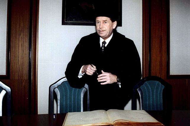 Václav Havel se zapisuje do pamětní knihy Masarykovy univerzity. Foto: Archiv MU.
