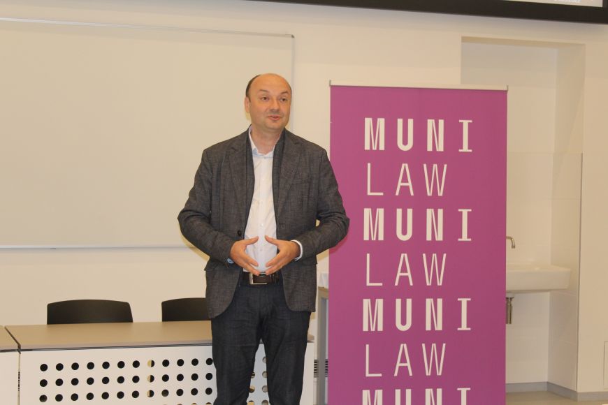 Symposia se zúčastnil i prorektor MU pro rozvoj, legislativu a informační technologie Radim Polčák. 