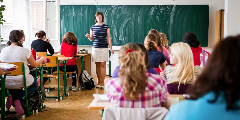 Klade se větší důraz i na reflexi toho, co studenti při svých učitelských začátcích zažívají.