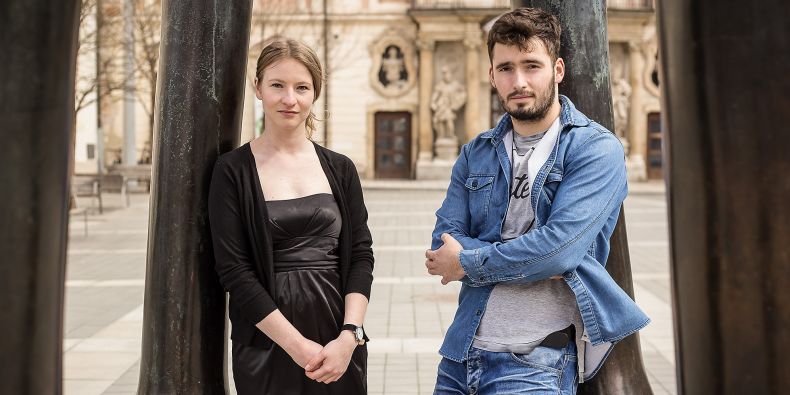 Formálně nebo neformálně? Záleží na tom, jestli jdete na ústní zkoušku nebo na přednášku. Zvyklosti se ale liší i napříč fakultami.