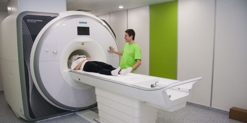 Laboratoře v institutu CEITEC MU jsou pro výzkum mozku dobře vybavené. Na snímku je jedna z magnetických rezonancí.
