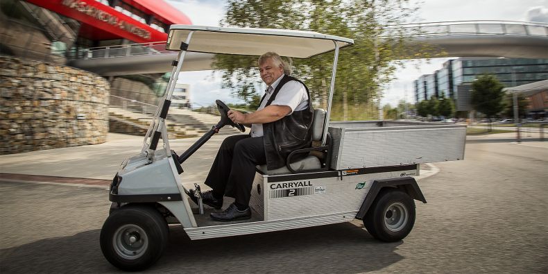 Protože jsou prostory bohunického kampusu hodně rozsáhlé, můžete Pavla Brančíka i jeho podřízené někdy potkat, jak se přesouvají na elektrovozících nebo na segwayích.