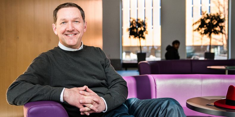 Potřebujeme lidi, kteří dokážou vytvářet srdce našich produktů a vyvíjet inovativní řešení, což vyžaduje docela vysoké vzdělání, říká Jim Whitehurst.
