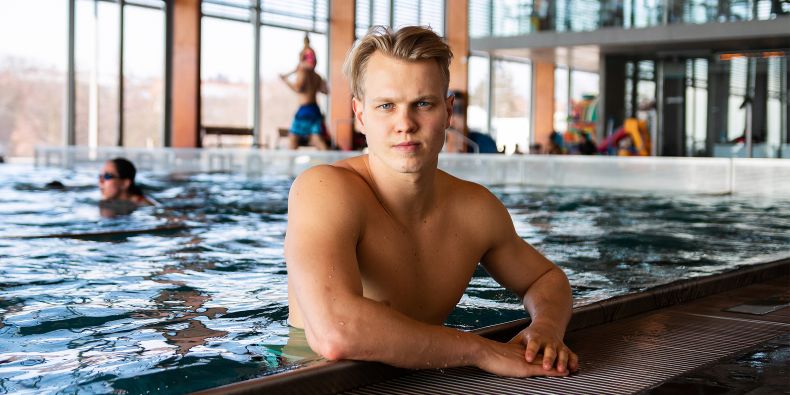 Když Dominik mluví o vodním záchranářství, skoro každý před ním začne vytahovat vzpomínky na seriál Pobřežní hlídka. Nic moc společného to ale nemá. 