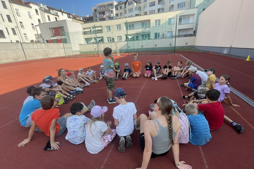 Děti z příměstského tábora MjUNI využívaly celého areálu pedagogické fakulty.